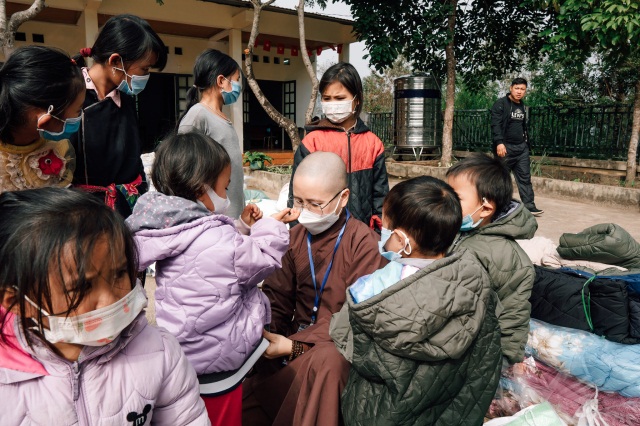 Chùa Long Hưng đến với trẻ nghèo em vùng cao